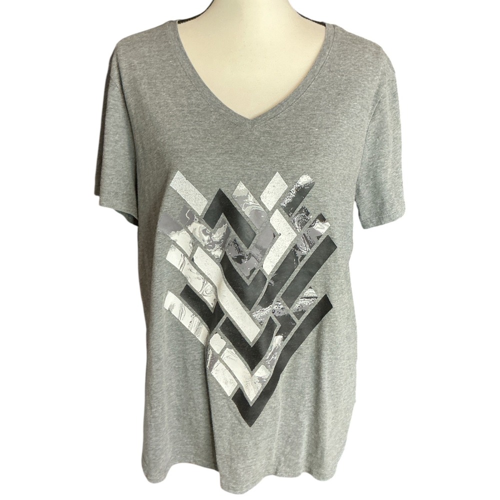 Tek Gear Grey Graphic Tee Women XL V-Neck DryTek Geometric Chevron Short Sleeve